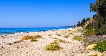 Cozy Cali Condo, Walk to Summerland Beach!