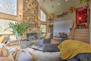 TV, fireplace, books - Unique Catskills Hideaway - Walk to Lake Jeff (Jeffersonville)