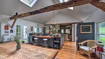 House (5 Bedrooms) | Interior