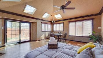 3 bedrooms, laptop workspace, bed sheets