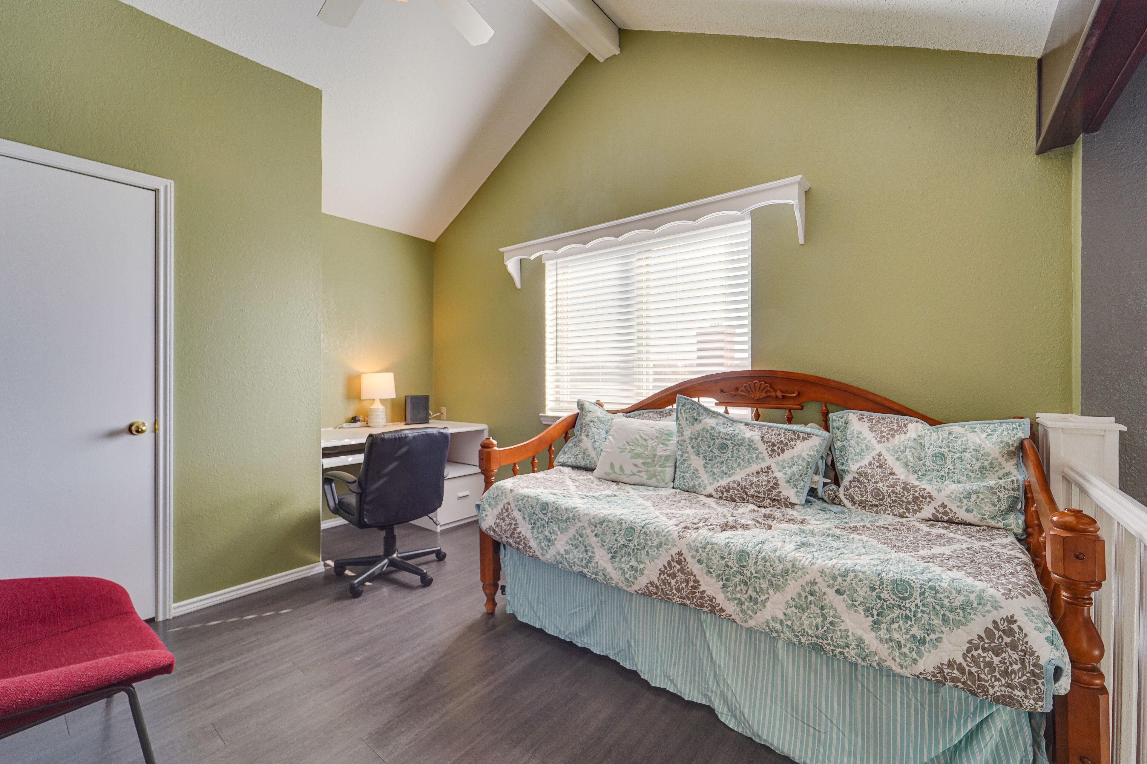 Rumah (3 Bedrooms) | 3 kamar tidur, ruang kerja ramah laptop, dan seprai linen