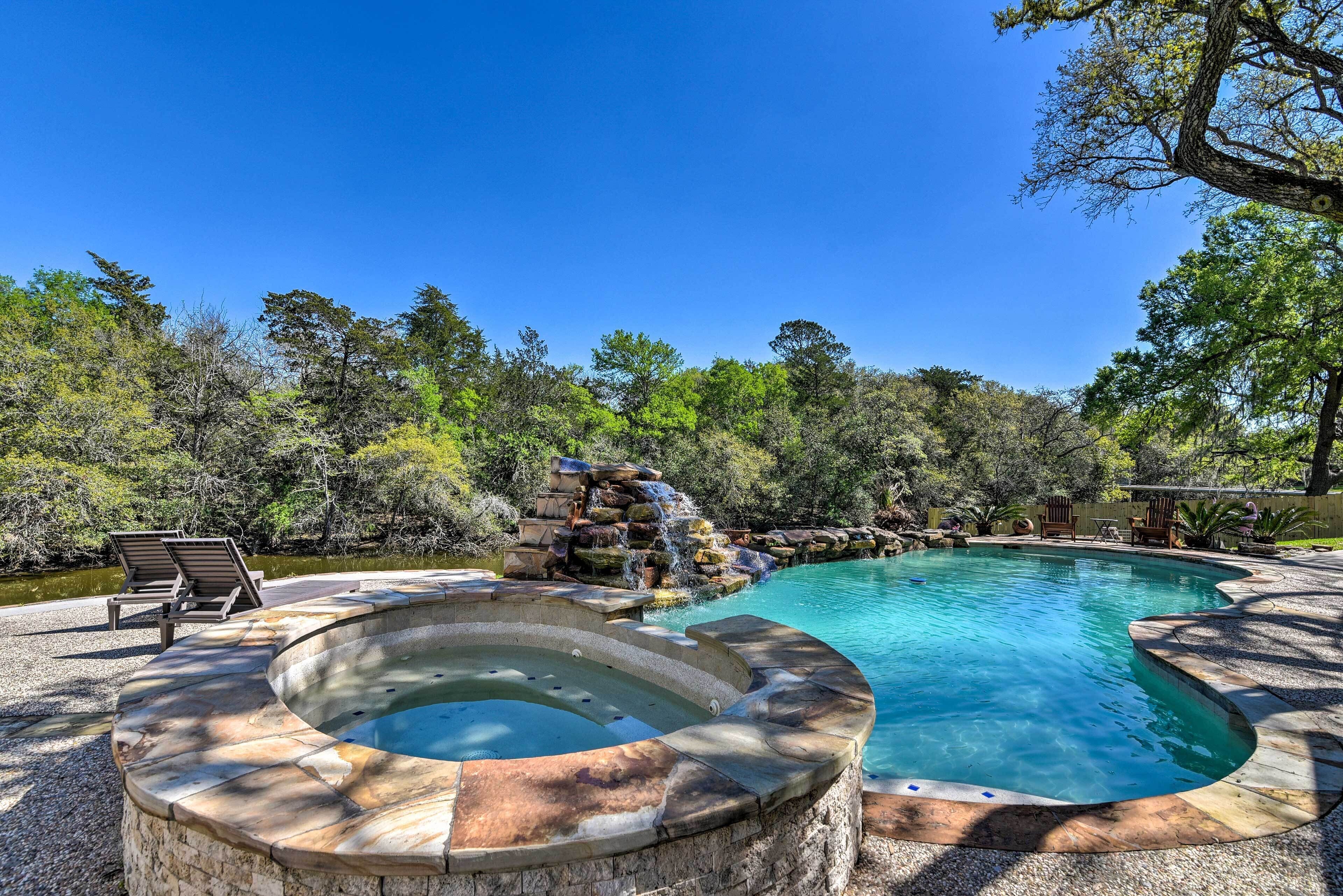 Una piscina al aire libre