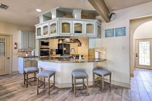 House (5 Bedrooms) | Interior