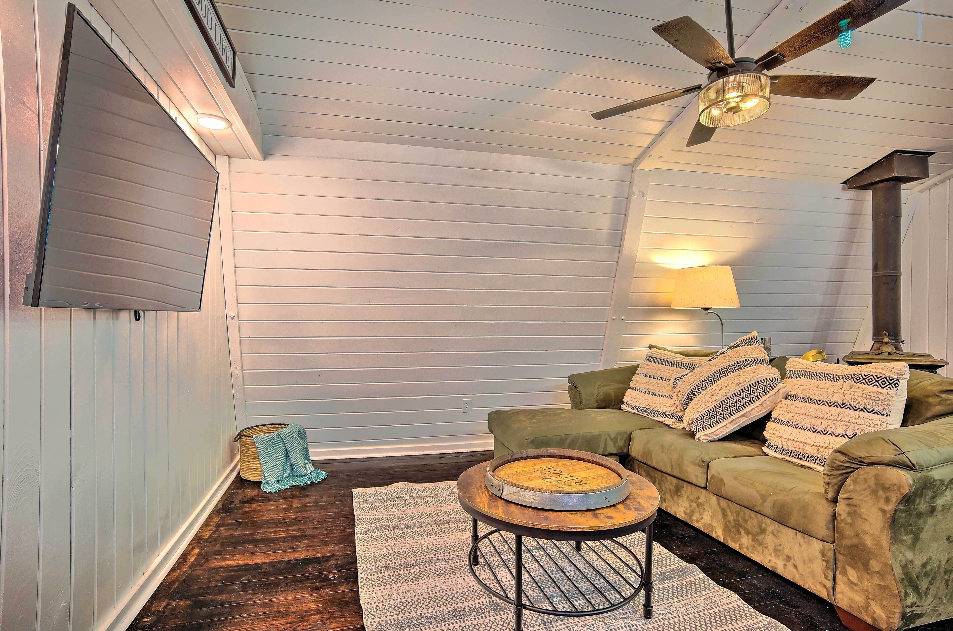 Charming Cabin Getaway: Fish, Boat + More!