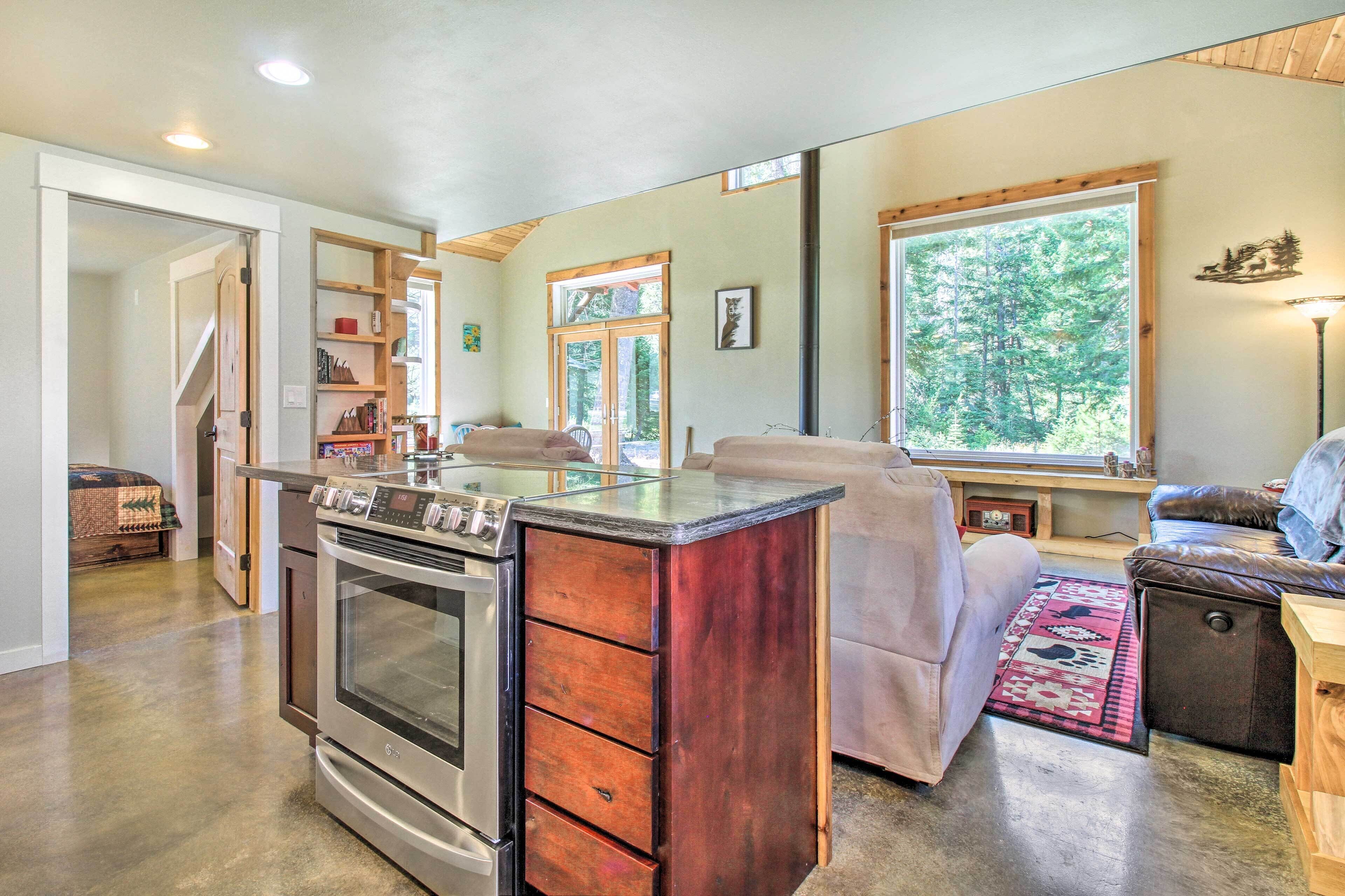 Helena Cabin w/ Mtn Views + Steps to Creek!