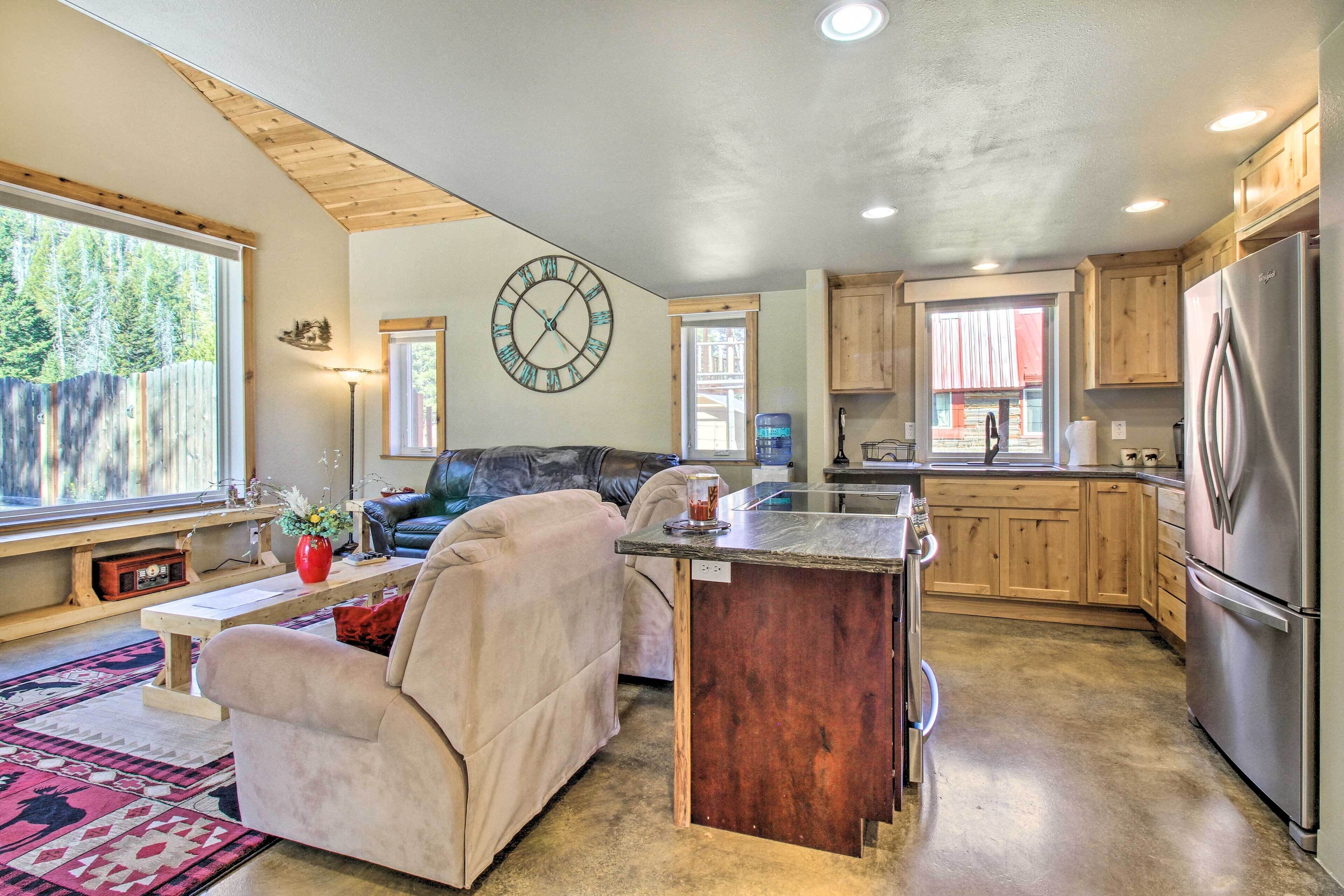 Helena Cabin w/ Mtn Views + Steps to Creek!