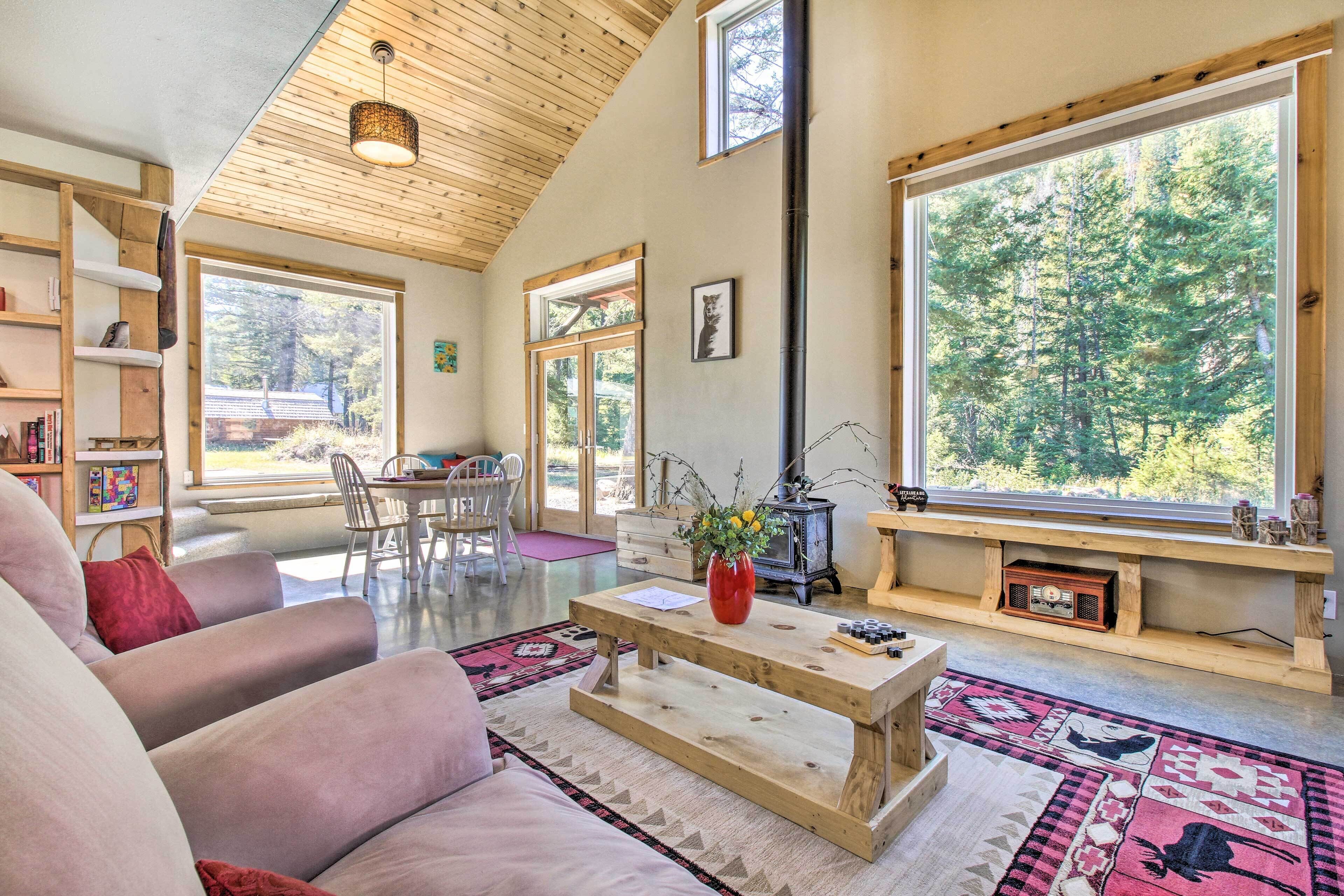 Helena Cabin w/ Mtn Views + Steps to Creek!