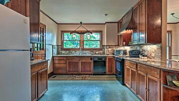 House (6 Bedrooms) | Interior