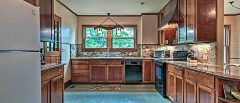 House (6 Bedrooms) | Interior