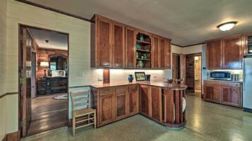 House (6 Bedrooms) | Interior