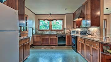 House (6 Bedrooms) | Interior