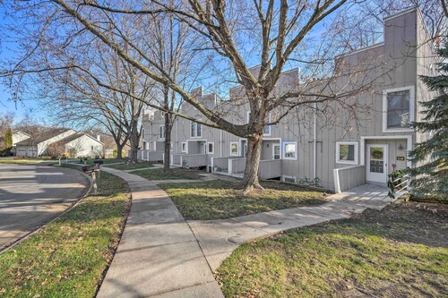 Lovely Iowa City Townhome ~ 3 Mi to Dtwn!