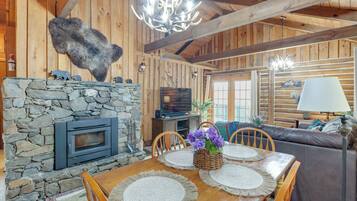 House (2 Bedrooms) | Dining