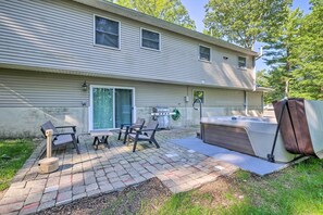 Interior - Hot Tub & Yard: Stroudsburg Home in Poconos (Stroudsburg)