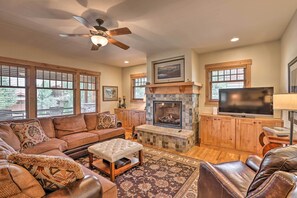 تلفزيون، مدفأة، كُتُب