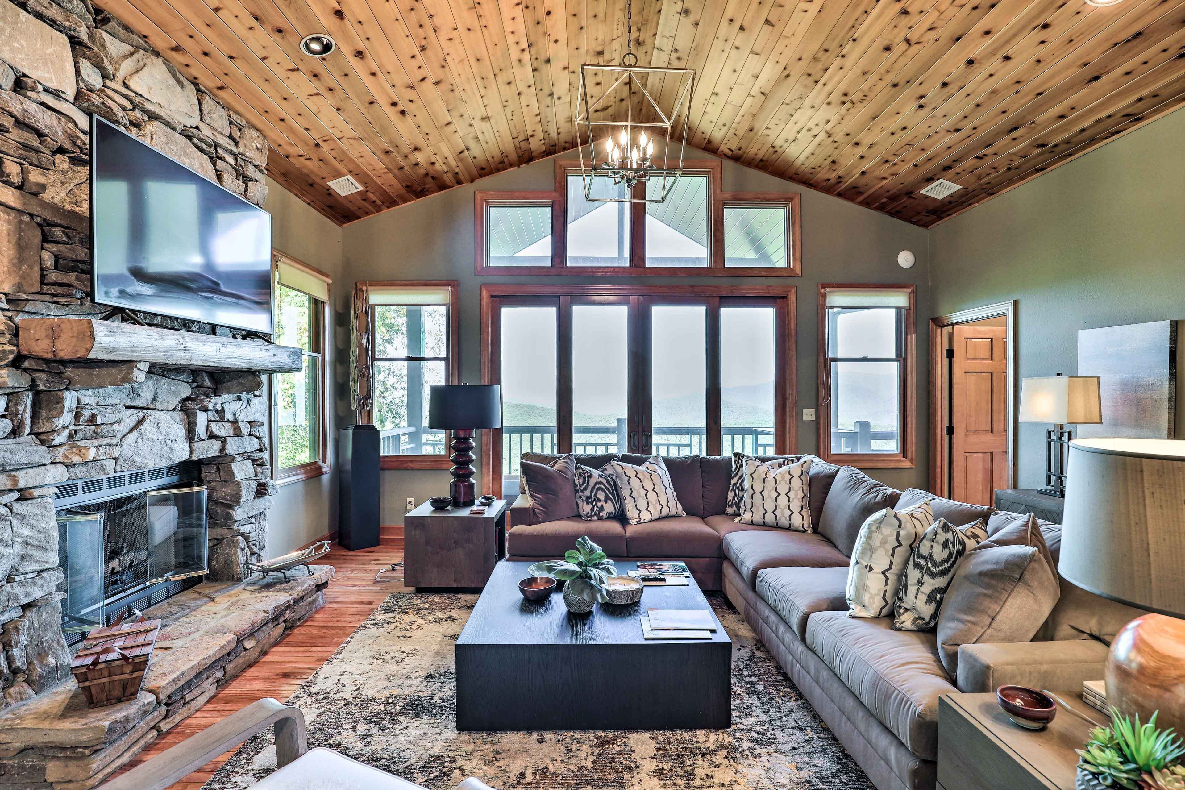 Stunning Burnsville Condo Near Nat'l Forest!