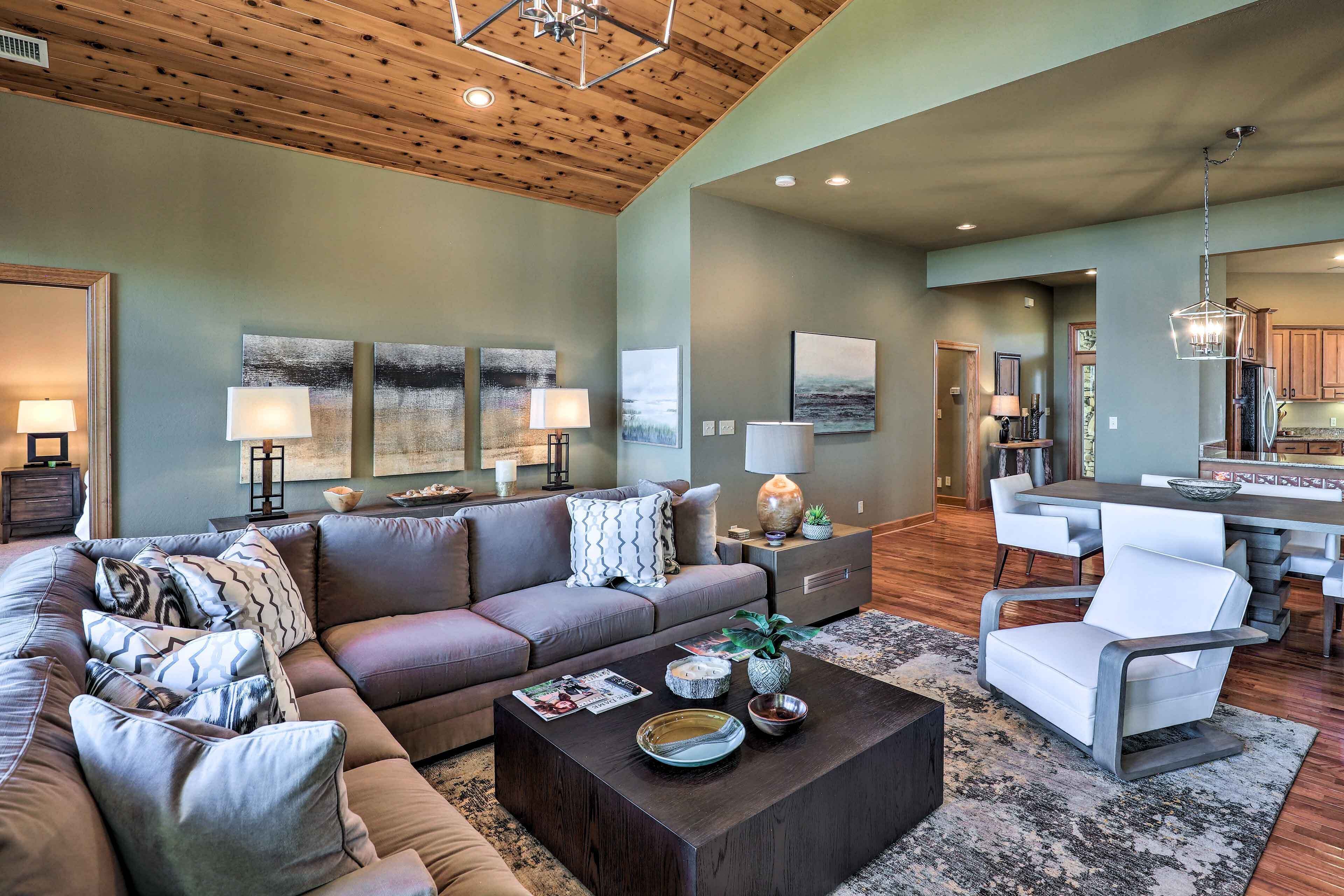 Stunning Burnsville Condo Near Nat'l Forest!