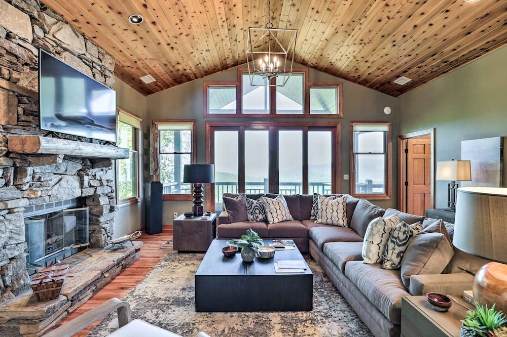 Surrounded by Nat'l Forest: Condo w/ Majestic View - Celo, NC