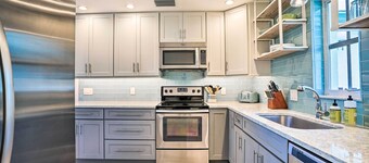 Relaxing Condo w/ Screened-in Lanai, 4 Mi to Beach