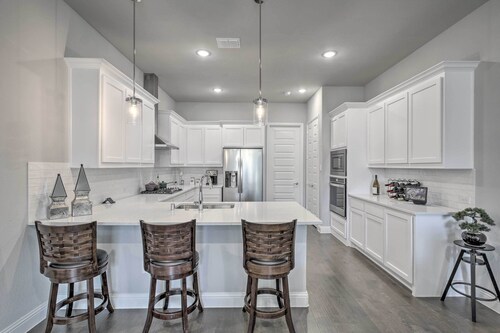Patio & Game Room: Modern Home in Frisco