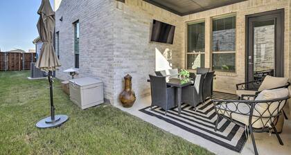 Patio & Game Room: Modern Home in Frisco