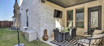 Patio & Game Room: Modern Home in Frisco