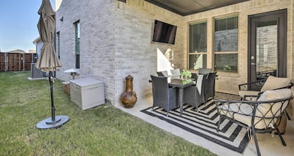 Patio & Game Room: Modern Home in Frisco