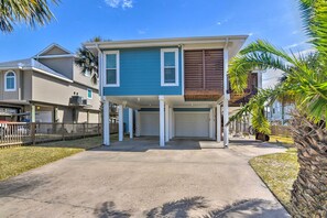 Interior - Jamaica Beach Waterfront Getaway: Kayaks & Dock! (Galveston)