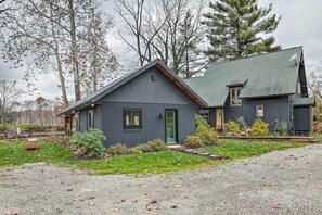 House (3 Bedrooms) | Interior - Riverfront Zanesville Getaway w/ Private Bar! (Zanesville)