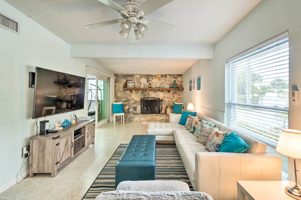 Home w/ Dock, Pool, Kayaks: Walk to Palma Sola Bay