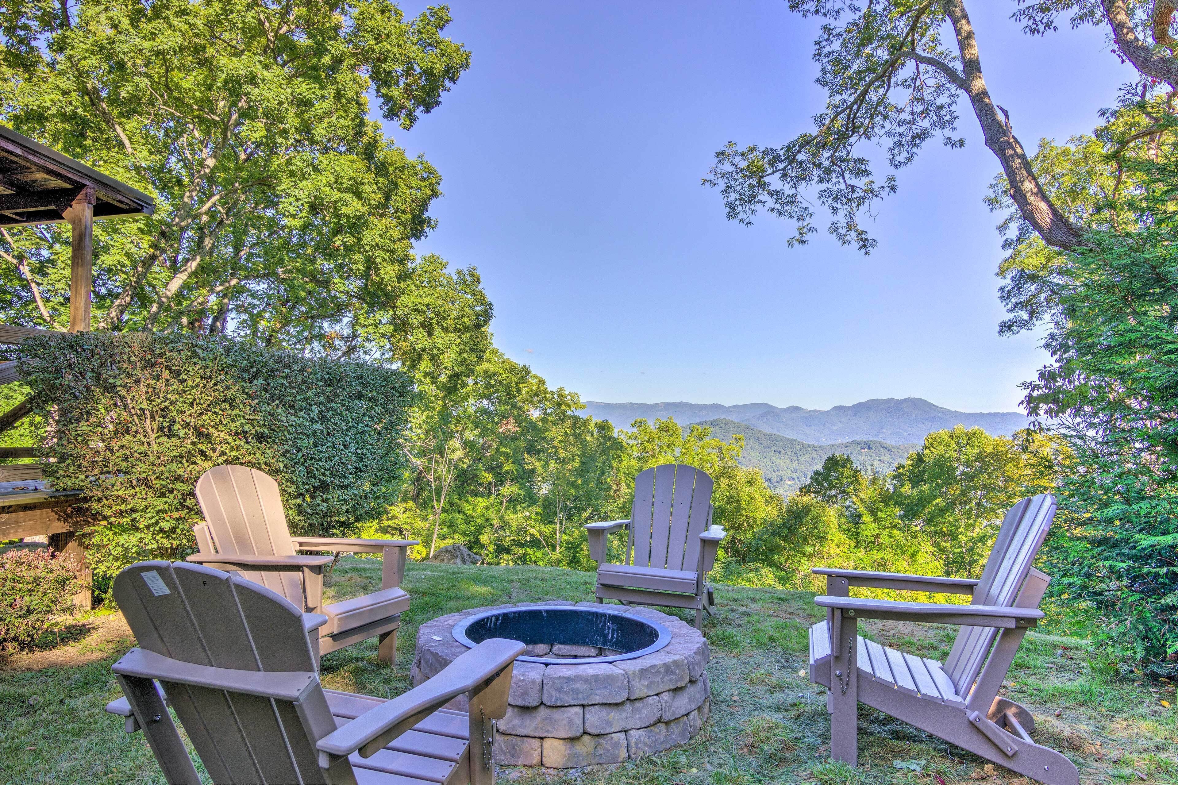 Waynesville Cabin With Hot Tub & Mountain Views!