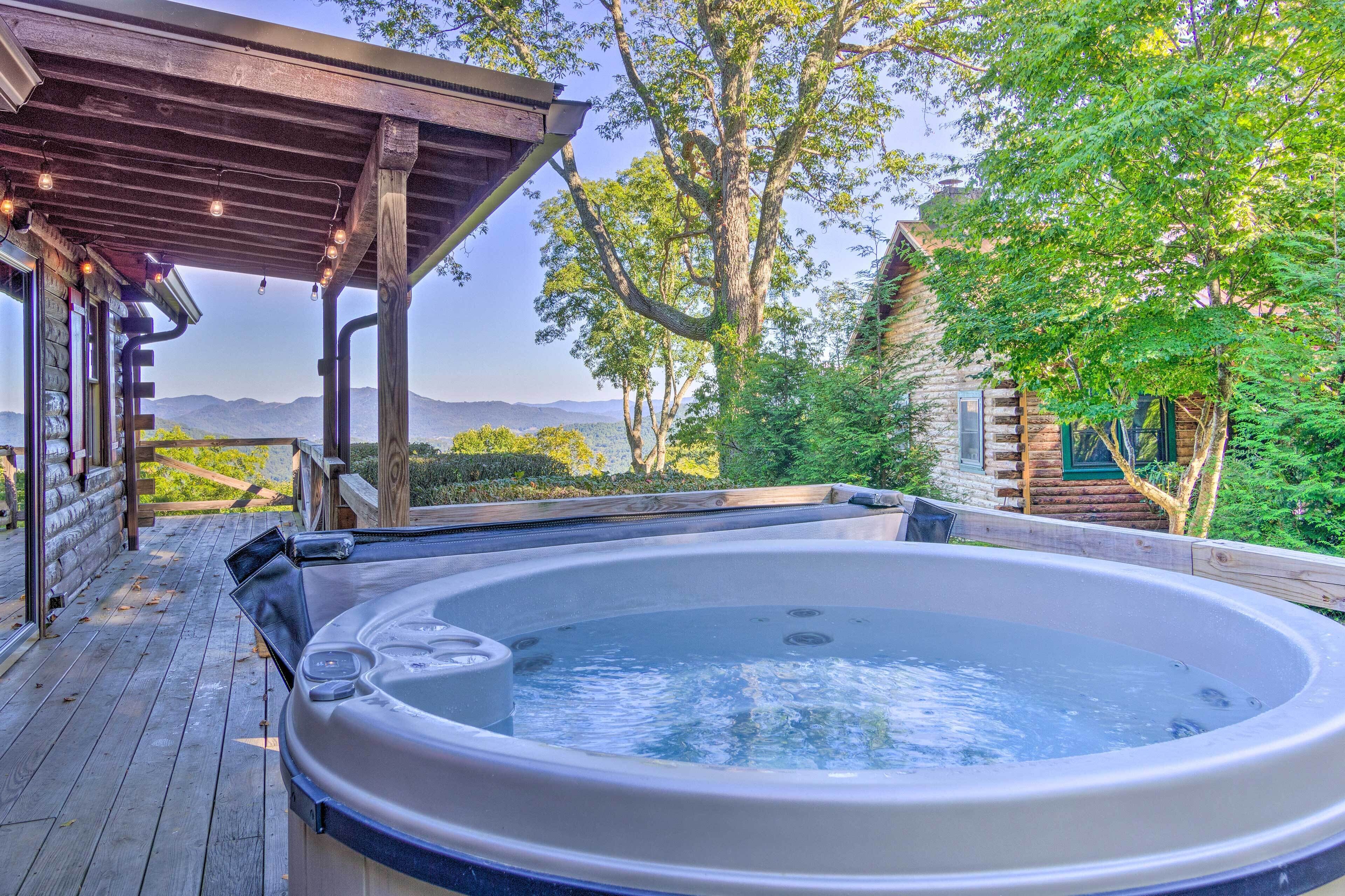 Waynesville Cabin With Hot Tub & Mountain Views!
