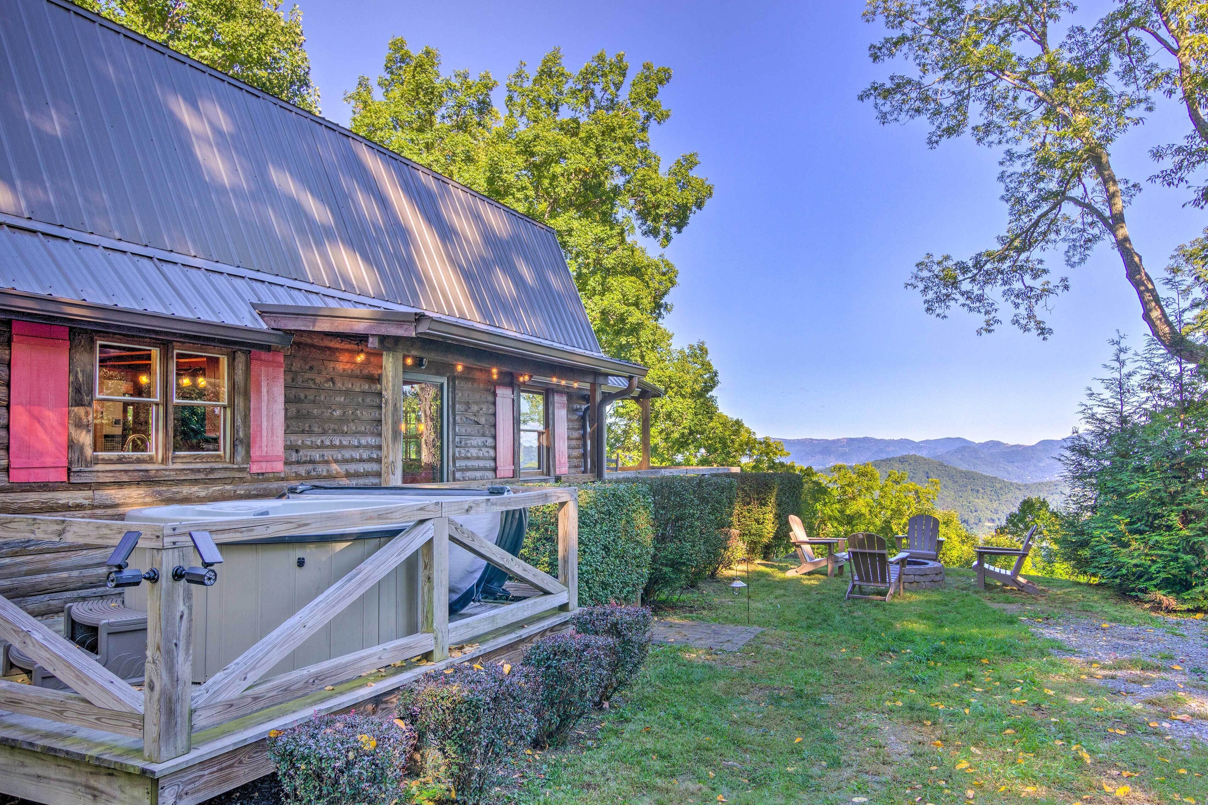 Waynesville Cabin With Hot Tub & Mountain Views!
