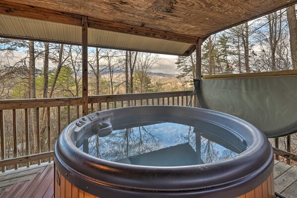 Outdoor spa tub - 'bear Den' Cabin: Hot Tub, 4 Mi to Nantahala River (Bryson City)
