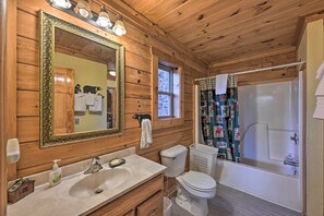House (2 Bedrooms) | Bathroom - 'bear Den' Cabin: Hot Tub, 4 Mi to Nantahala River (Bryson City)