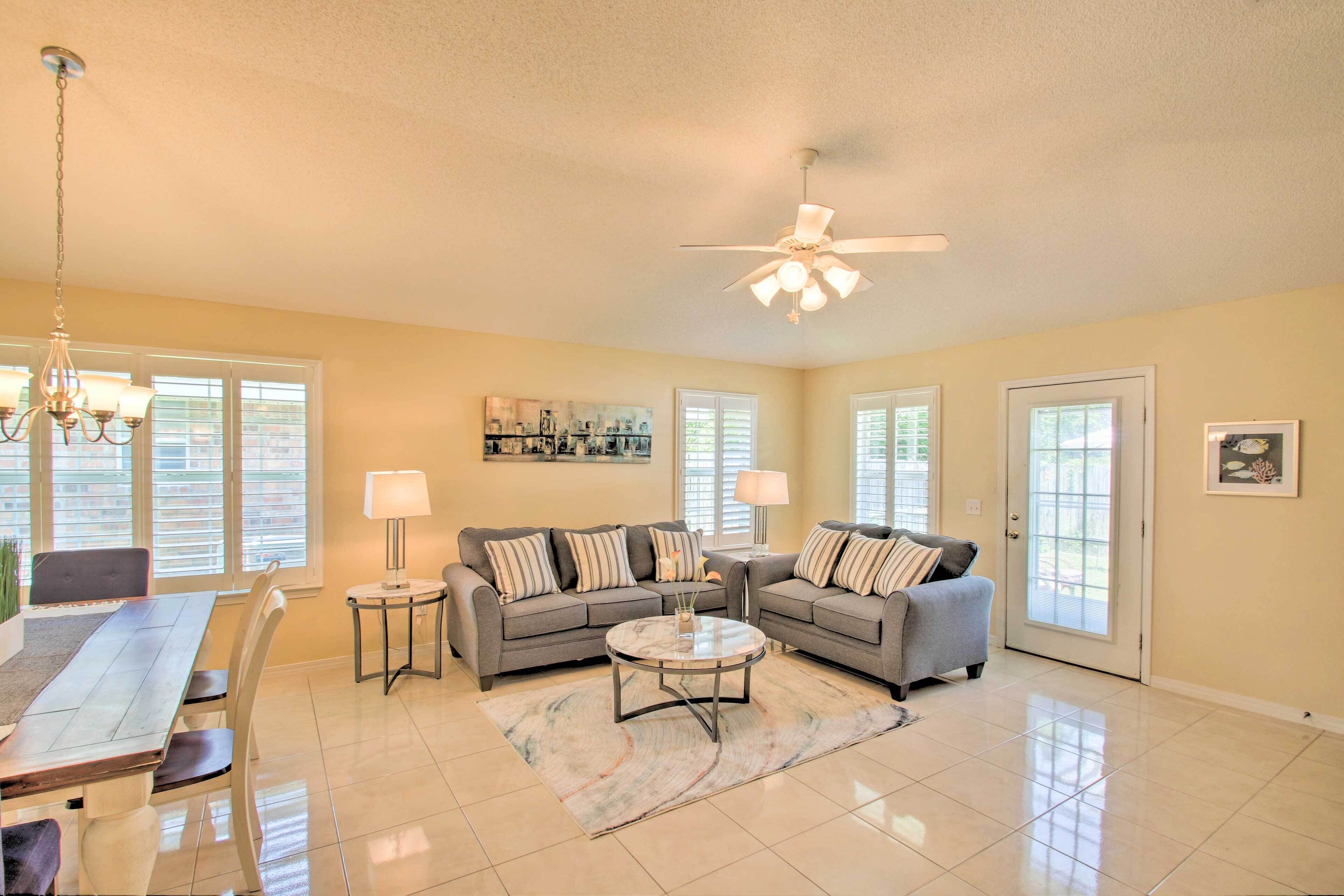 Modern Gulf Breeze Retreat ~ 4 Mi to Beaches!