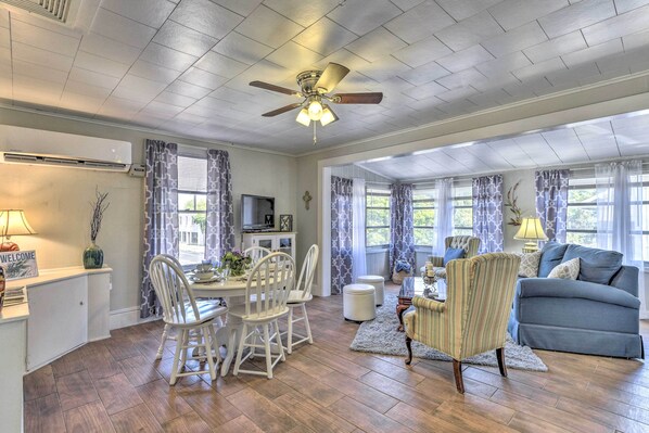 Apartment (3 Bedrooms) | Living area