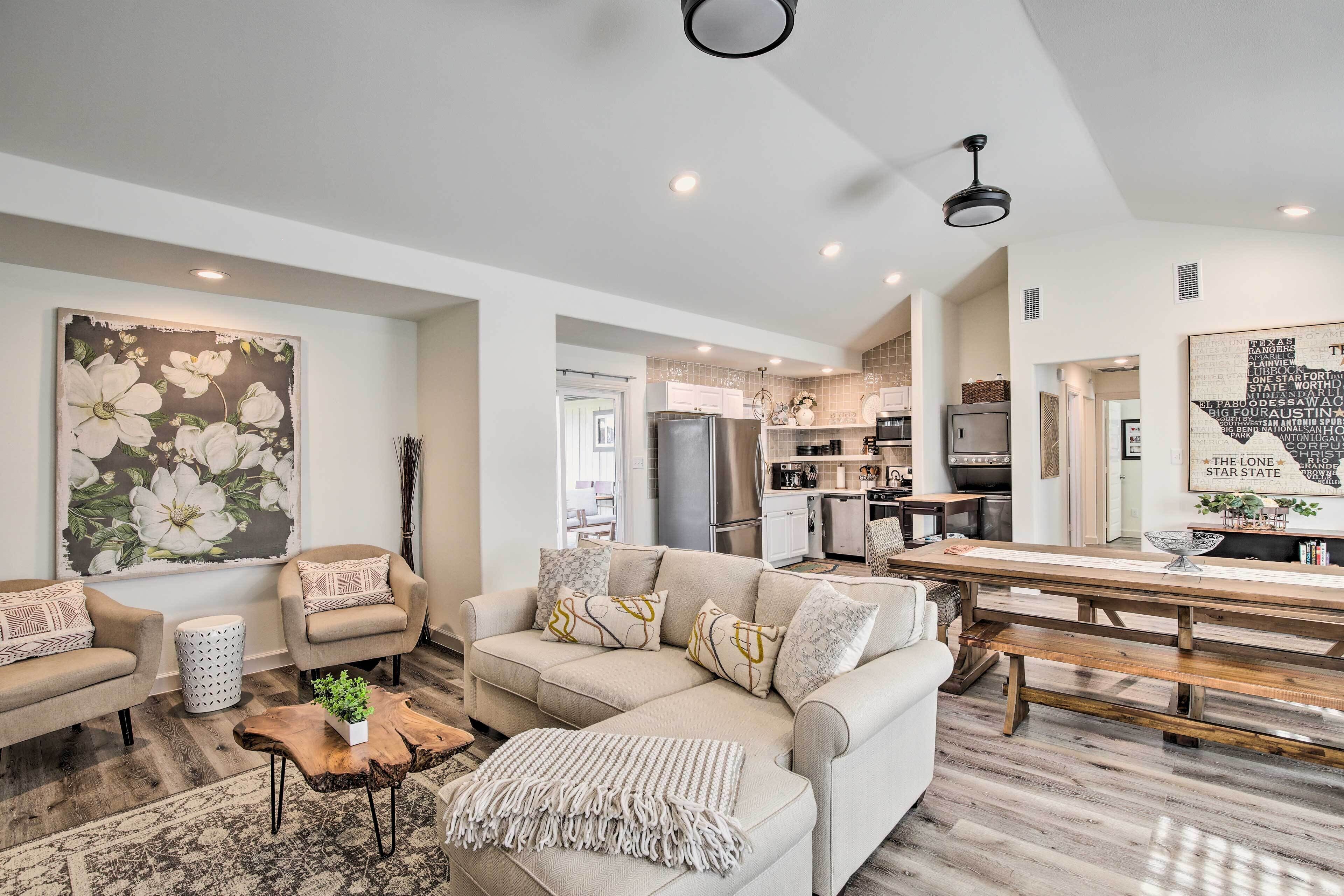 Quiet House w/ Yard: 12 Mi to Dtwn Dallas!