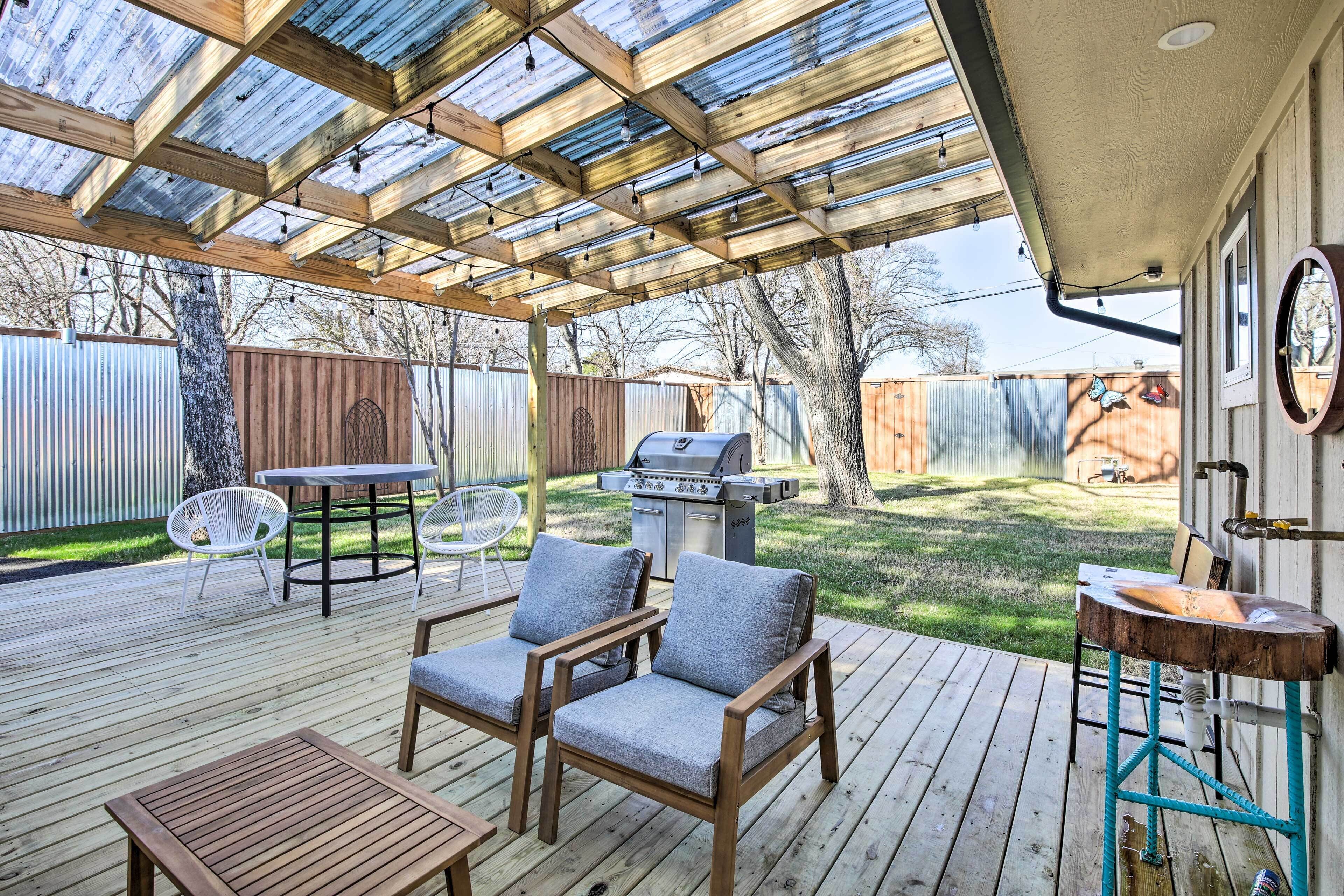 Quiet House w/ Yard: 12 Mi to Dtwn Dallas!