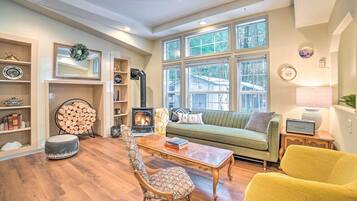 House (3 Bedrooms) | Ruang tamu | TV, pendiangan, buku-buku