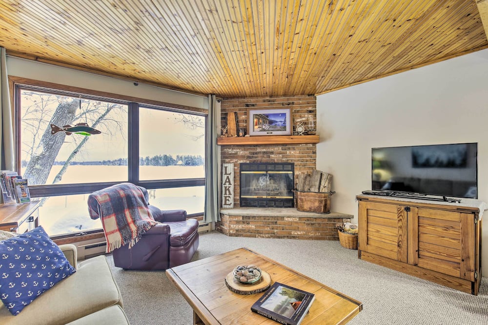 Lakefront Mercer Home: Private Dock & Kayaks! - Pine Lake, WI