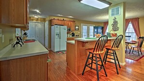Microwave, oven, stovetop, dishwasher - Circleville Home w/ 5 Private Acres & Mtn Views! (Circleville)