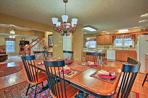 Dining - Circleville Home w/ 5 Private Acres & Mtn Views! (Circleville)