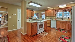 Microwave, oven, stovetop, dishwasher - Circleville Home w/ 5 Private Acres & Mtn Views! (Circleville)
