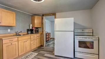 House (3 Bedrooms) | Private kitchen | Microwave, spices, paper towels