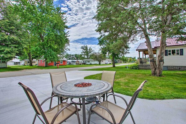 Outdoor dining - Harpers Ferry Escape: Near Hiking & Kayaking (Harpers Ferry)