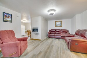 A living room with two leather sofas, a wooden chair, and a white wall with a framed picture. - Harpers Ferry Escape: Near Hiking & Kayaking (Harpers Ferry)
