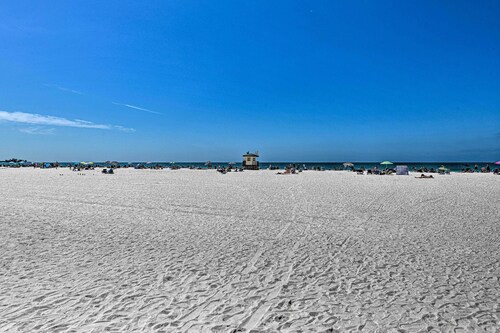 Lido Key Hideout w/ Patio & Yard + Walk to Beach!