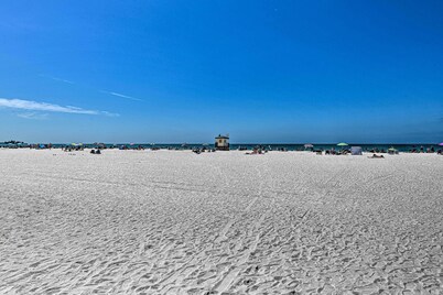 Lido Key Hideout w/ Patio & Yard + Walk to Beach!