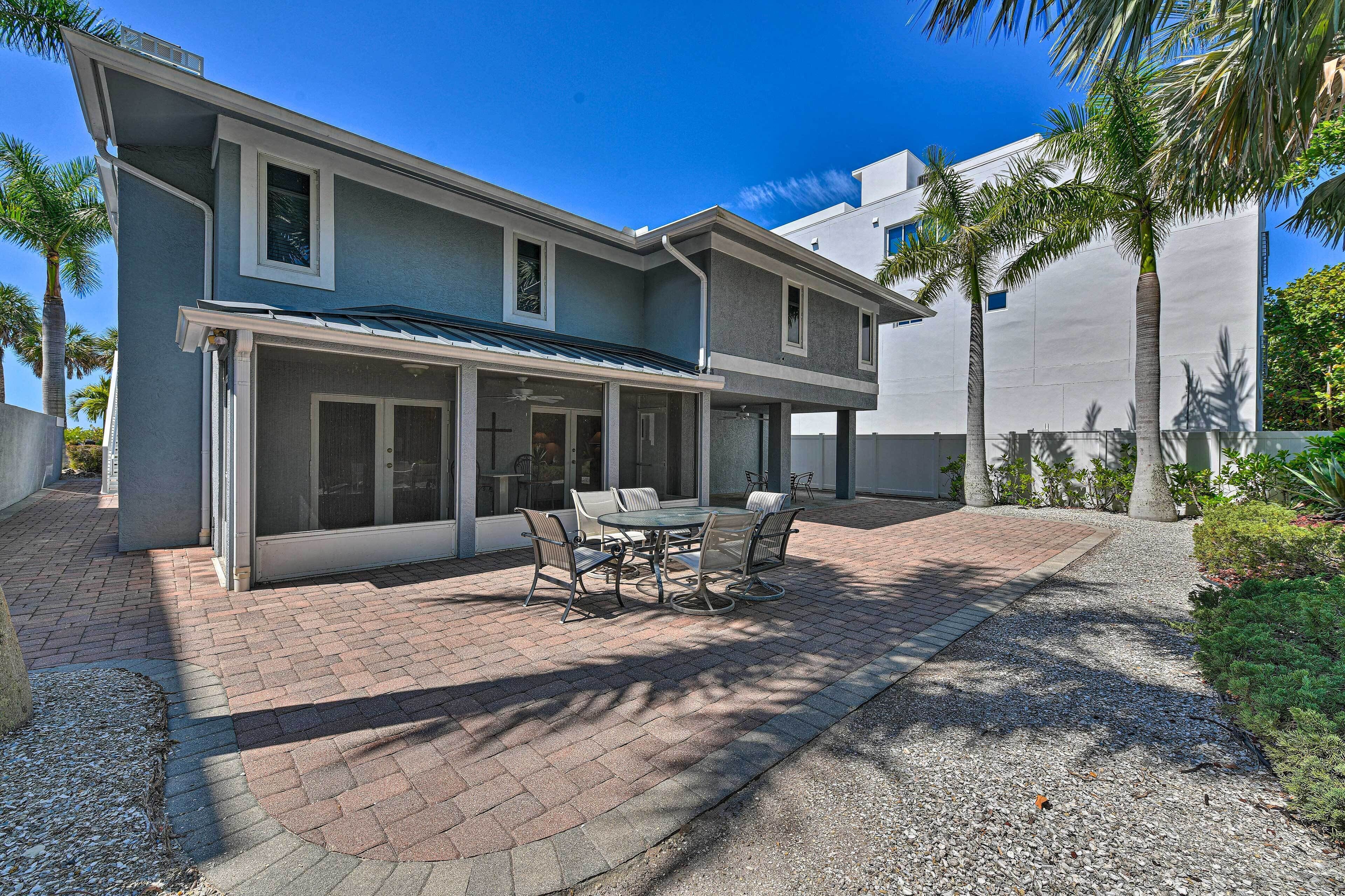 Lido Key Hideout w/ Patio & Yard + Walk to Beach!